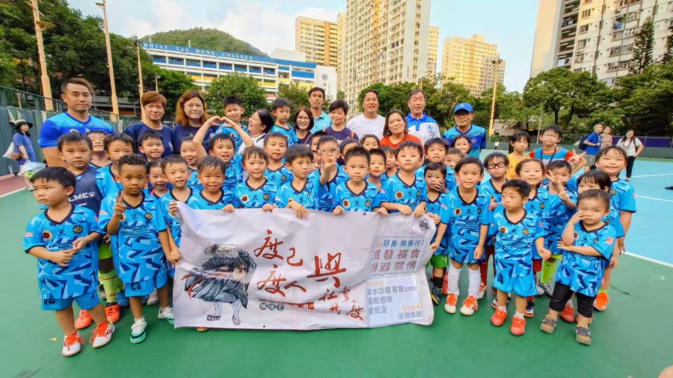 A group of children posing for a photo
AI-generated content may be incorrect.